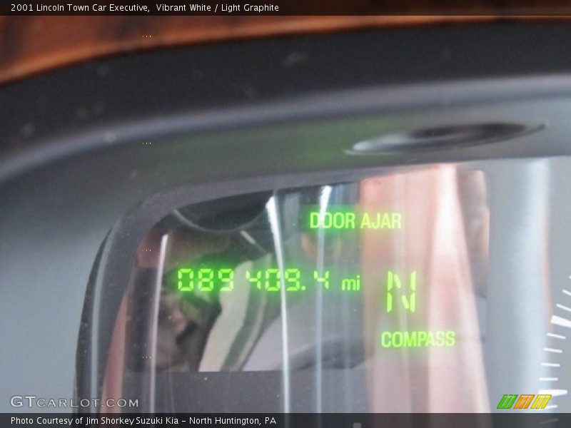 Vibrant White / Light Graphite 2001 Lincoln Town Car Executive