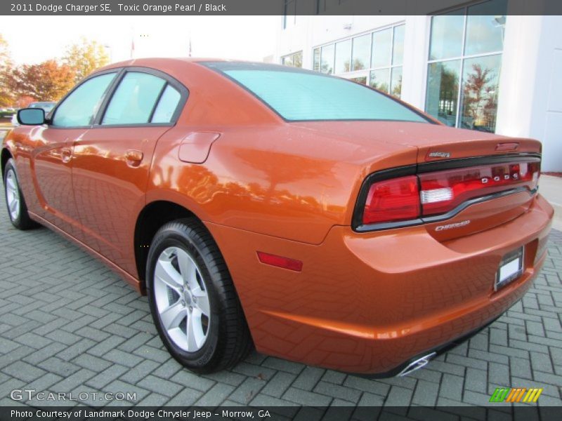 Toxic Orange Pearl / Black 2011 Dodge Charger SE