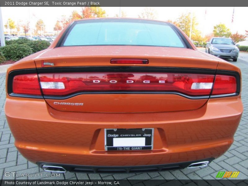 Toxic Orange Pearl / Black 2011 Dodge Charger SE