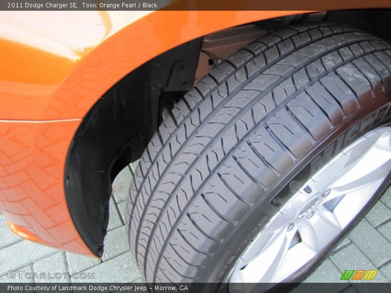 Toxic Orange Pearl / Black 2011 Dodge Charger SE