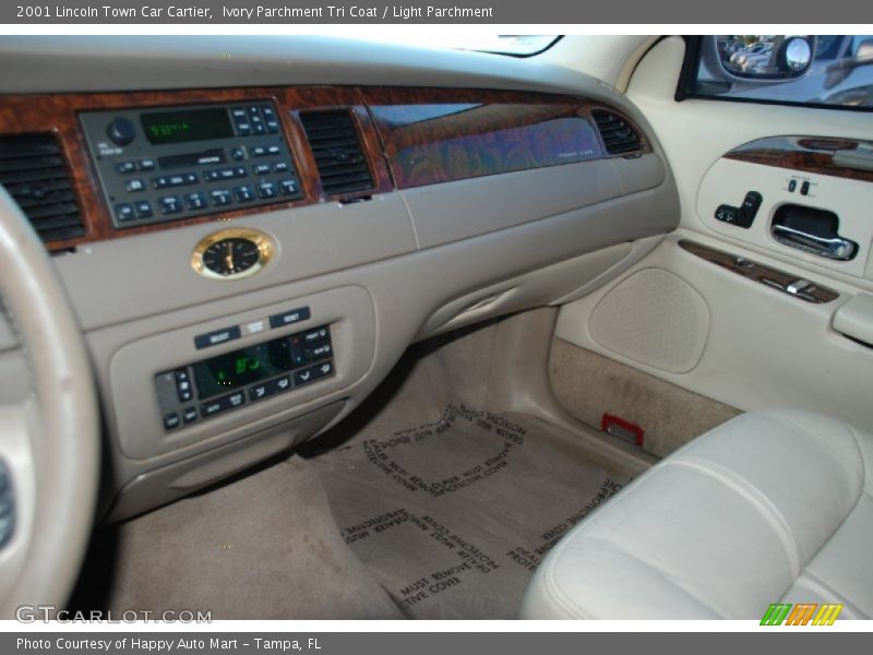 Ivory Parchment Tri Coat / Light Parchment 2001 Lincoln Town Car Cartier