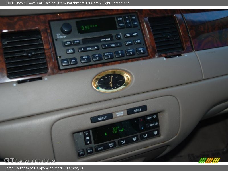 Ivory Parchment Tri Coat / Light Parchment 2001 Lincoln Town Car Cartier