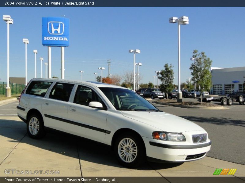 Ice White / Beige/Light Sand 2004 Volvo V70 2.4