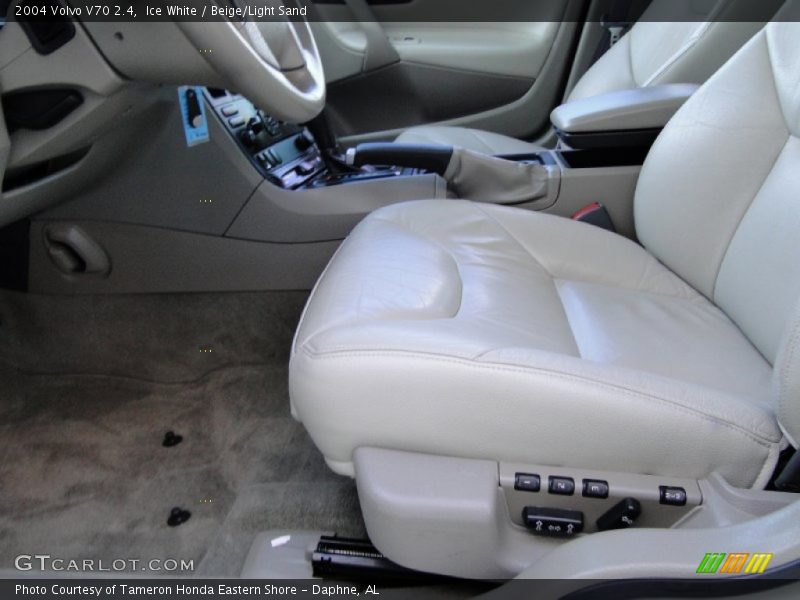 Ice White / Beige/Light Sand 2004 Volvo V70 2.4