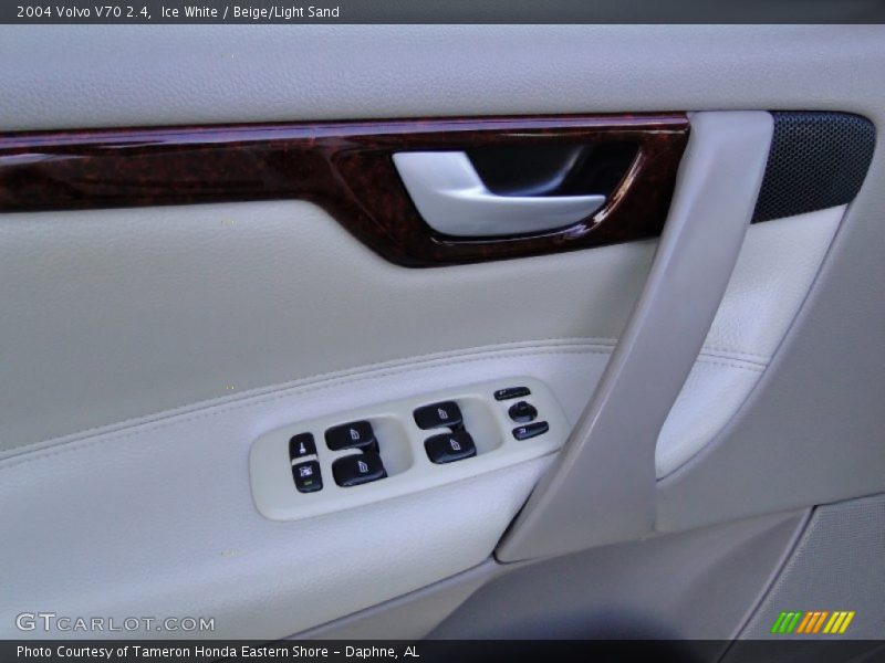 Ice White / Beige/Light Sand 2004 Volvo V70 2.4