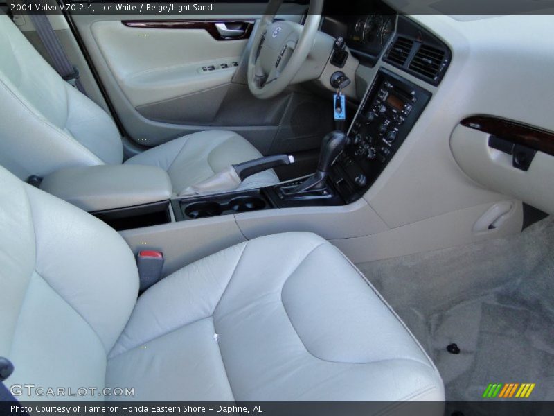 Ice White / Beige/Light Sand 2004 Volvo V70 2.4