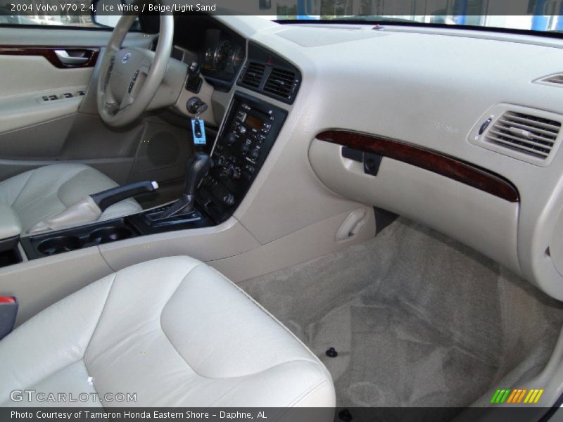 Ice White / Beige/Light Sand 2004 Volvo V70 2.4