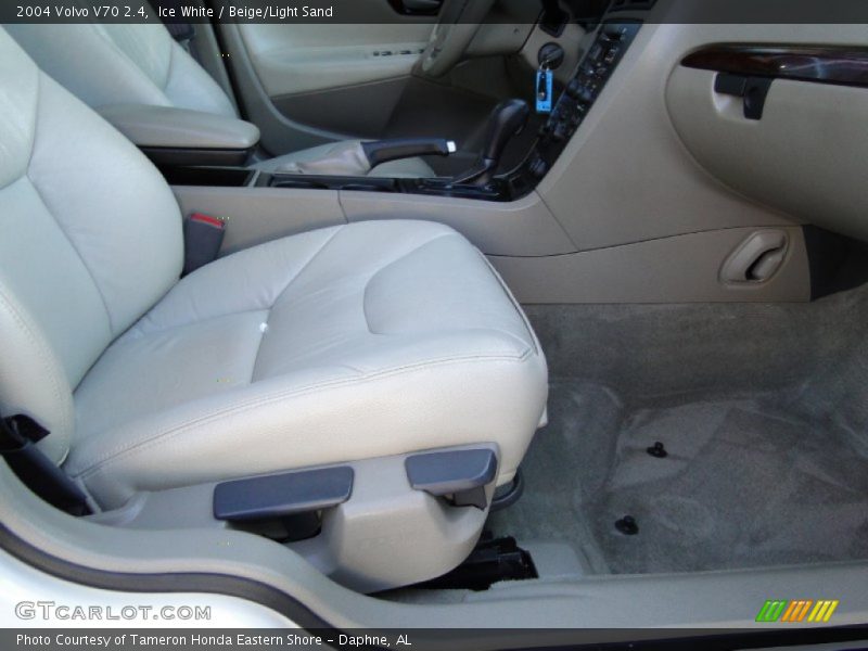 Ice White / Beige/Light Sand 2004 Volvo V70 2.4