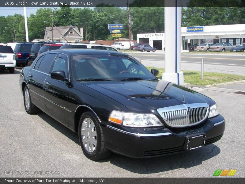 Black / Black 2005 Lincoln Town Car Signature L
