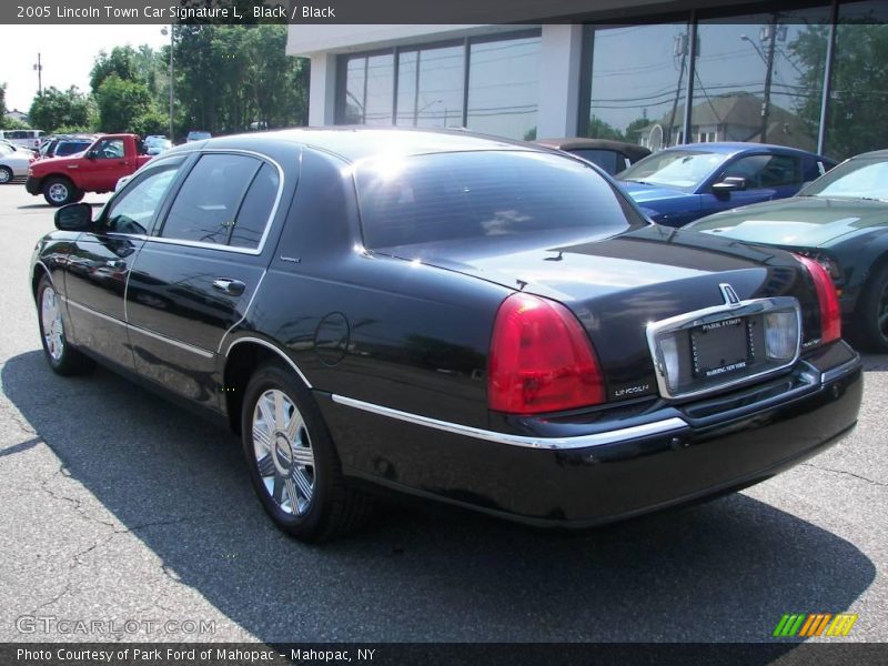 Black / Black 2005 Lincoln Town Car Signature L