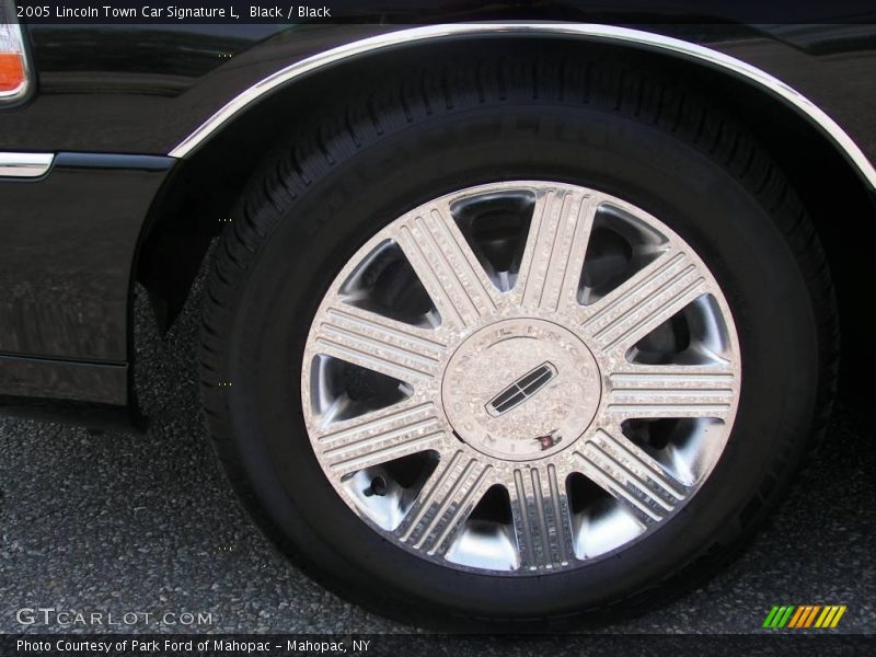 Black / Black 2005 Lincoln Town Car Signature L