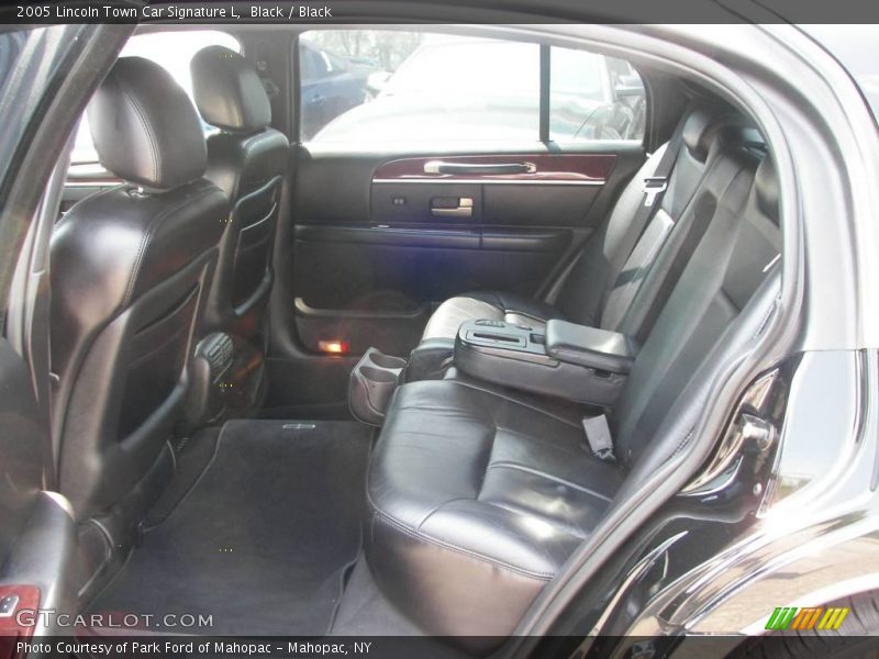 Black / Black 2005 Lincoln Town Car Signature L