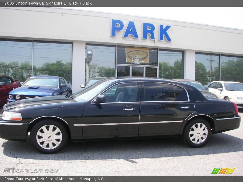 Black / Black 2005 Lincoln Town Car Signature L