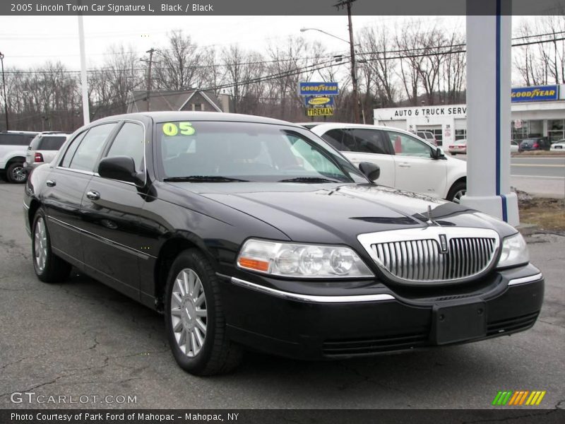 Black / Black 2005 Lincoln Town Car Signature L