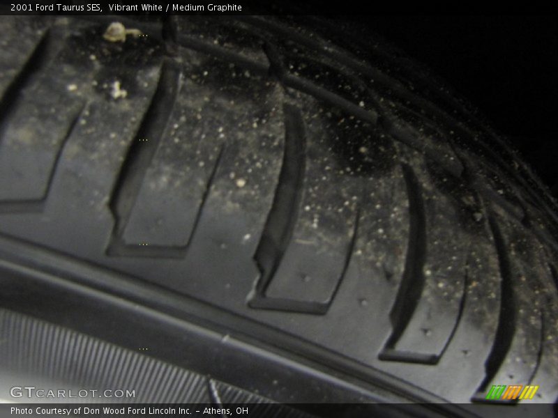 Vibrant White / Medium Graphite 2001 Ford Taurus SES