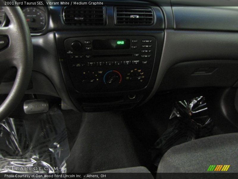 Vibrant White / Medium Graphite 2001 Ford Taurus SES