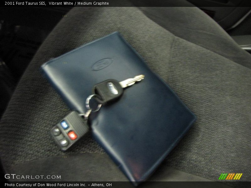 Vibrant White / Medium Graphite 2001 Ford Taurus SES