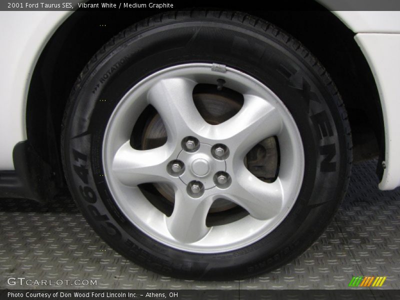 Vibrant White / Medium Graphite 2001 Ford Taurus SES