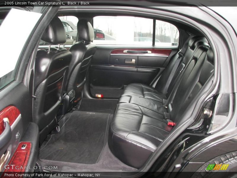 Black / Black 2005 Lincoln Town Car Signature L