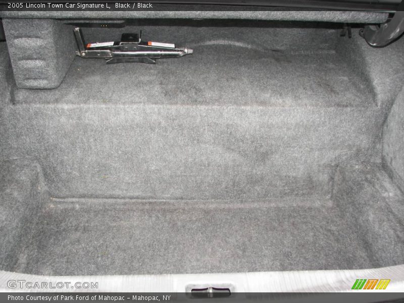Black / Black 2005 Lincoln Town Car Signature L