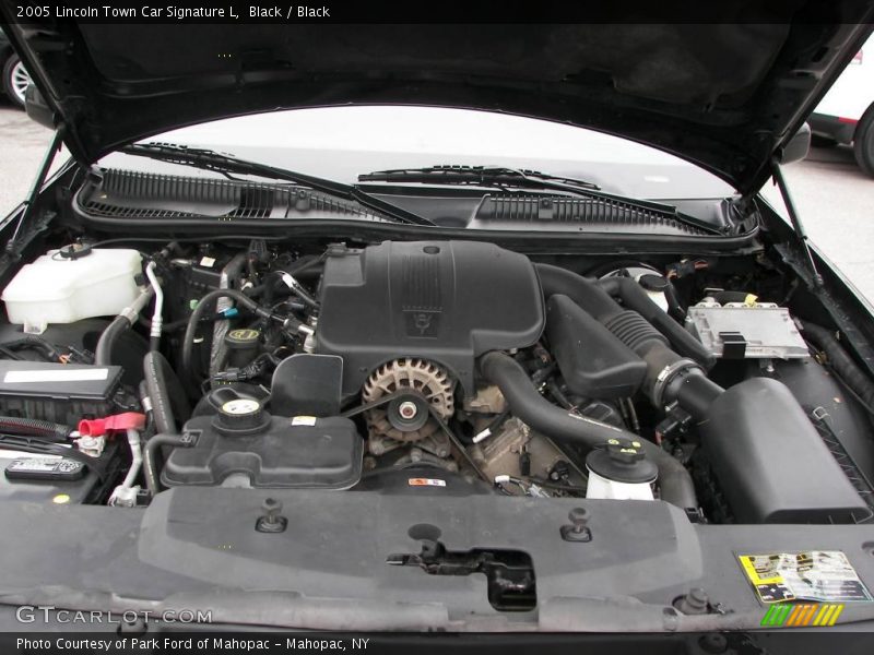 Black / Black 2005 Lincoln Town Car Signature L