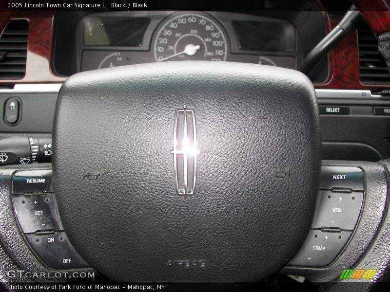Black / Black 2005 Lincoln Town Car Signature L