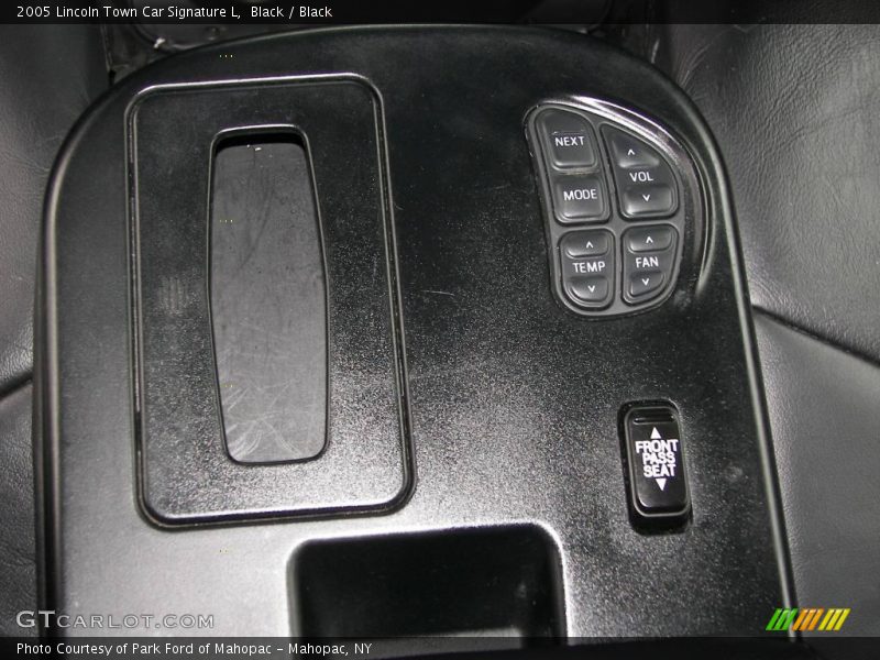 Black / Black 2005 Lincoln Town Car Signature L