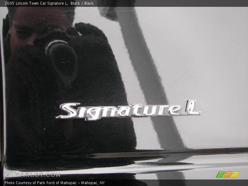 Black / Black 2005 Lincoln Town Car Signature L