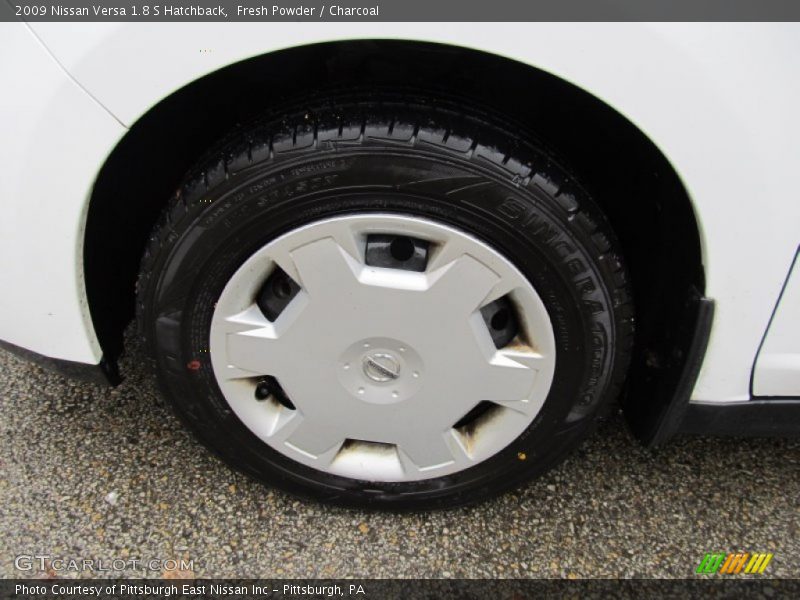 Fresh Powder / Charcoal 2009 Nissan Versa 1.8 S Hatchback