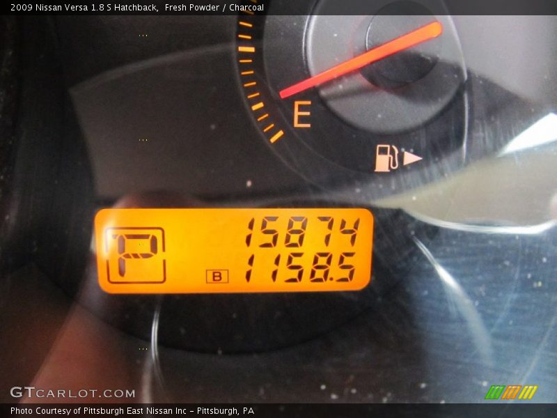 Fresh Powder / Charcoal 2009 Nissan Versa 1.8 S Hatchback