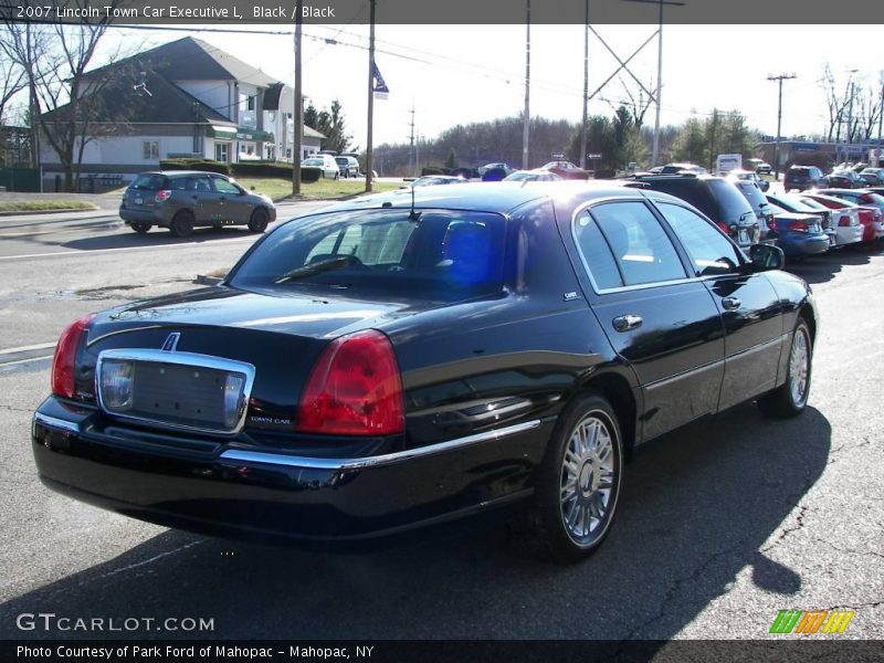 Black / Black 2007 Lincoln Town Car Executive L