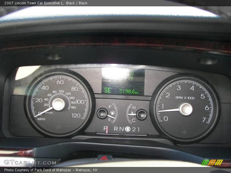 Black / Black 2007 Lincoln Town Car Executive L