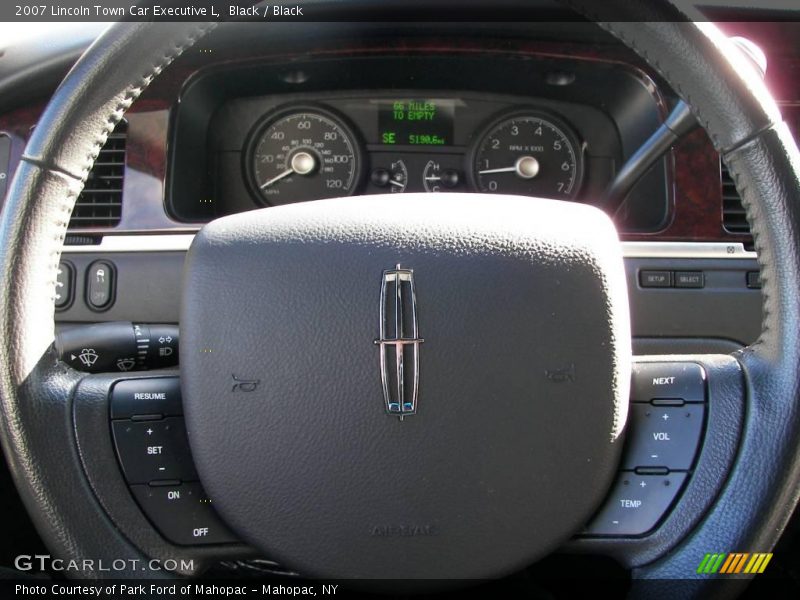 Black / Black 2007 Lincoln Town Car Executive L