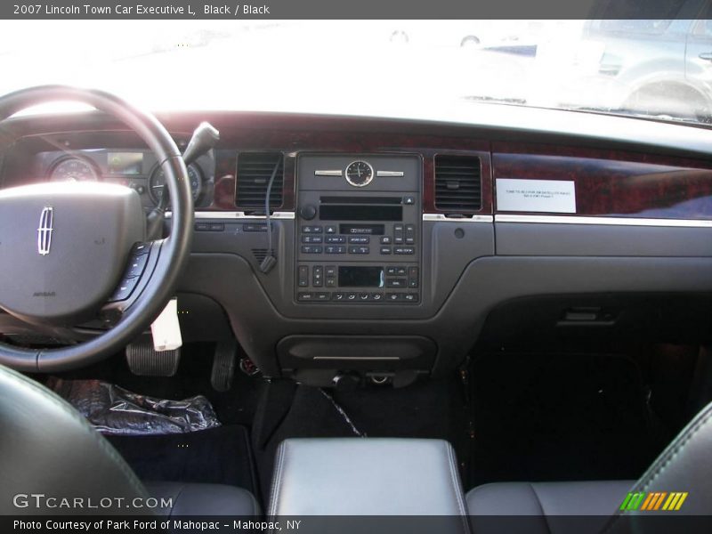 Black / Black 2007 Lincoln Town Car Executive L