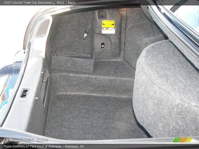 Black / Black 2007 Lincoln Town Car Executive L