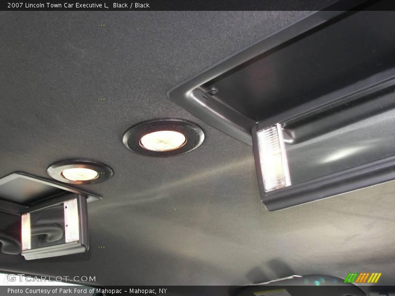 Black / Black 2007 Lincoln Town Car Executive L