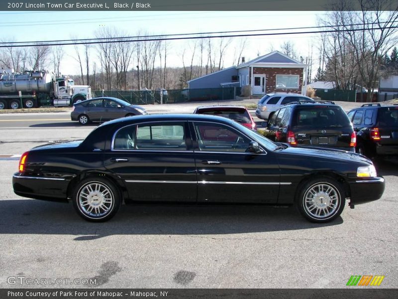 Black / Black 2007 Lincoln Town Car Executive L