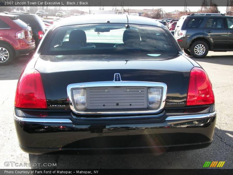 Black / Black 2007 Lincoln Town Car Executive L