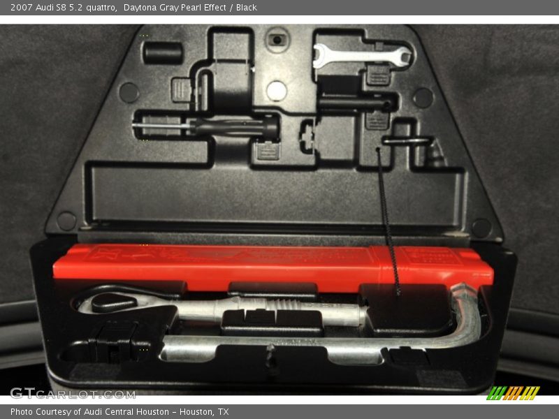 Tool Kit of 2007 S8 5.2 quattro