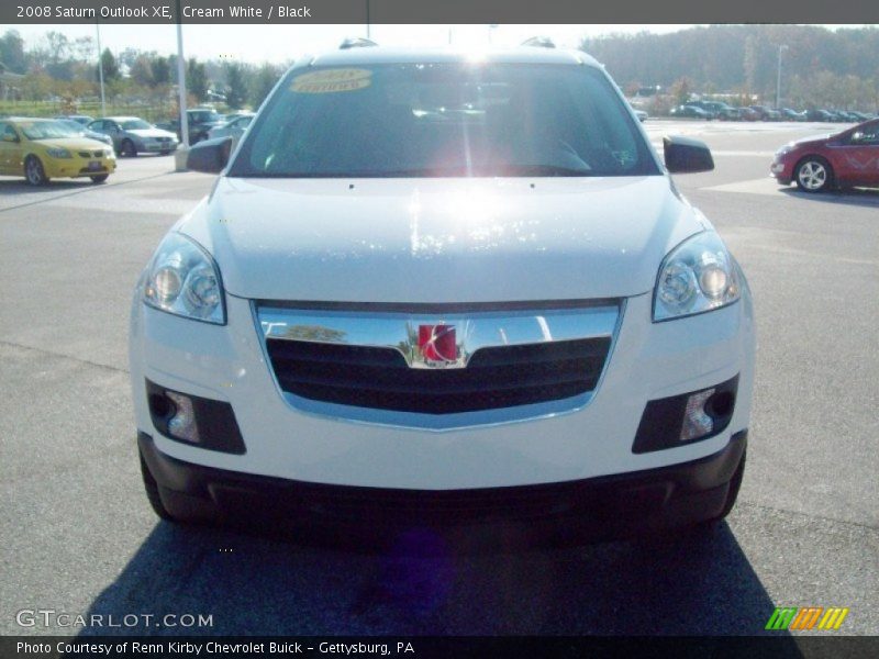Cream White / Black 2008 Saturn Outlook XE