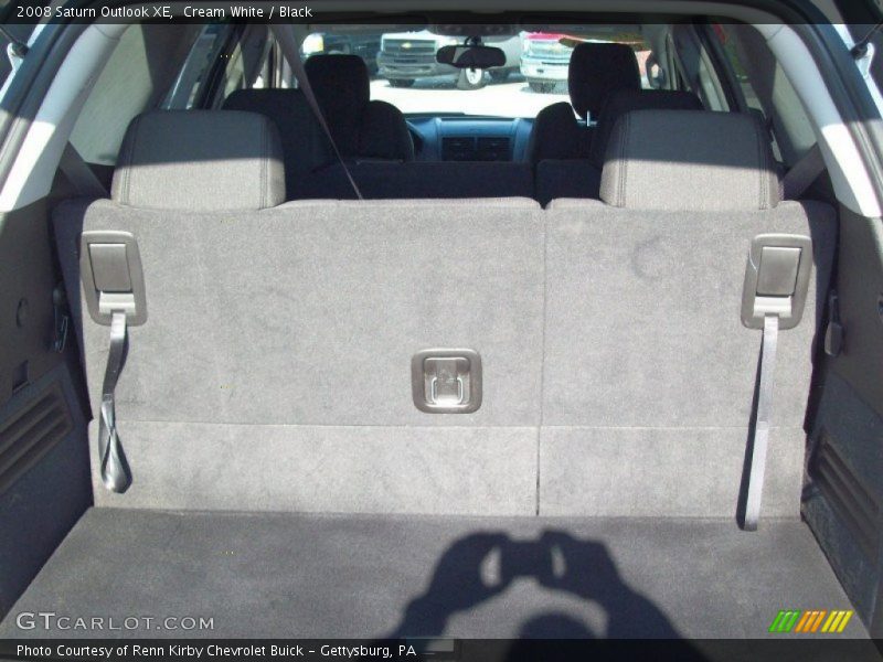 Cream White / Black 2008 Saturn Outlook XE