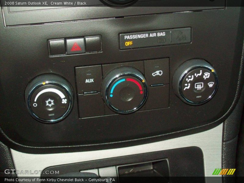 Cream White / Black 2008 Saturn Outlook XE