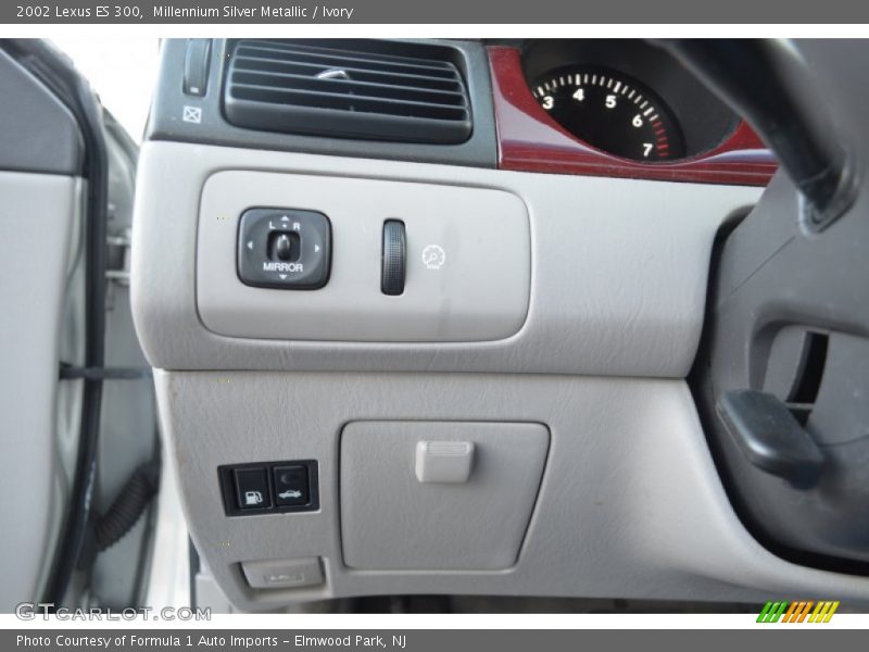 Millennium Silver Metallic / Ivory 2002 Lexus ES 300