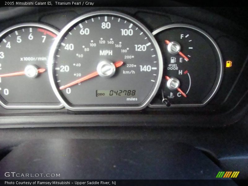 Titanium Pearl / Gray 2005 Mitsubishi Galant ES