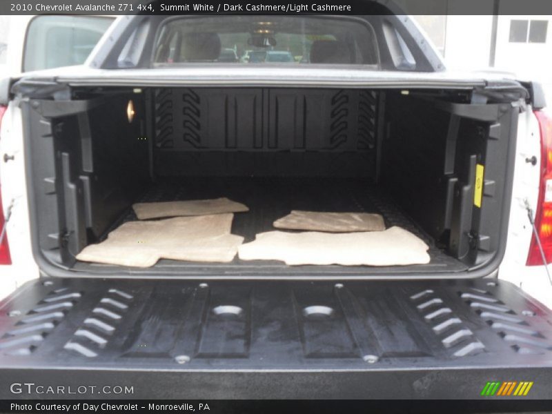 Summit White / Dark Cashmere/Light Cashmere 2010 Chevrolet Avalanche Z71 4x4