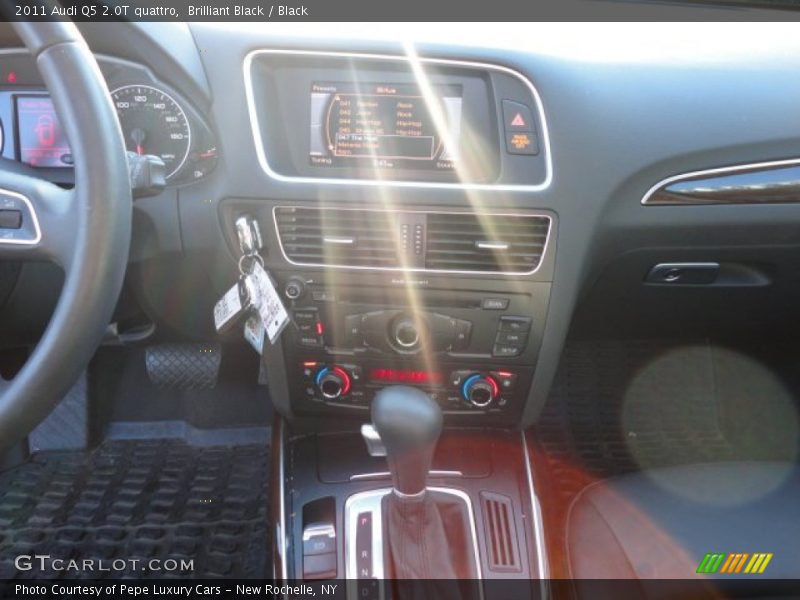 Brilliant Black / Black 2011 Audi Q5 2.0T quattro