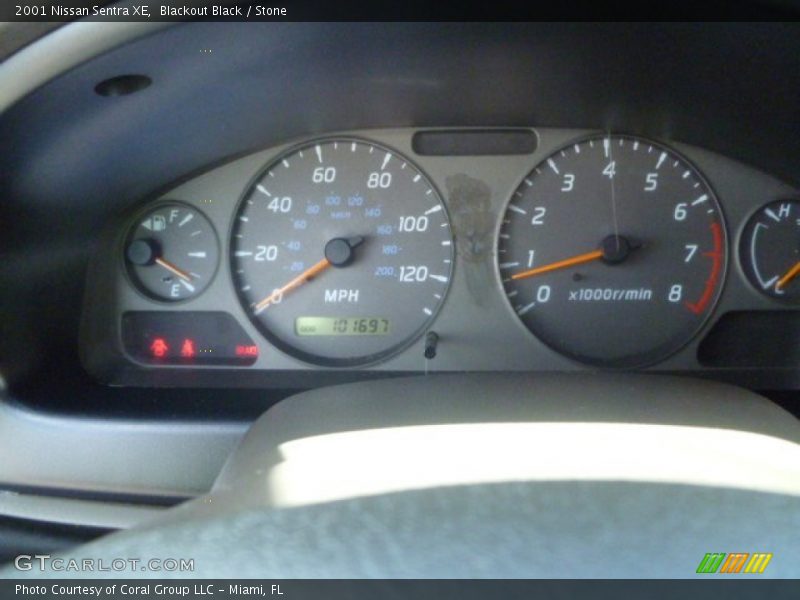 Blackout Black / Stone 2001 Nissan Sentra XE