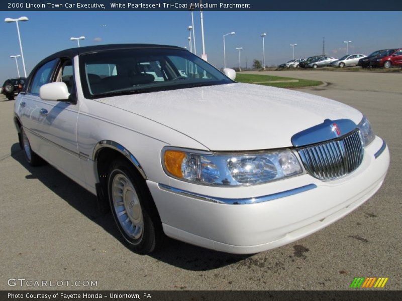 White Pearlescent Tri-Coat / Medium Parchment 2000 Lincoln Town Car Executive