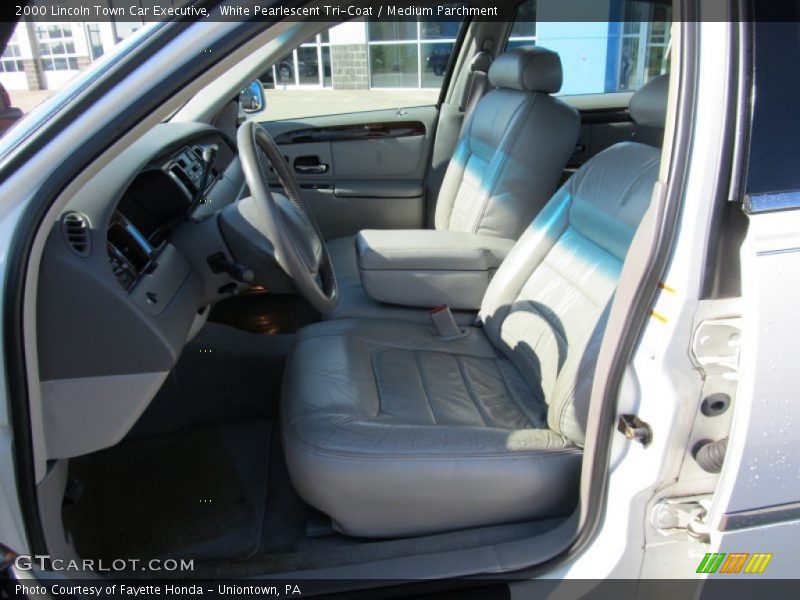 White Pearlescent Tri-Coat / Medium Parchment 2000 Lincoln Town Car Executive