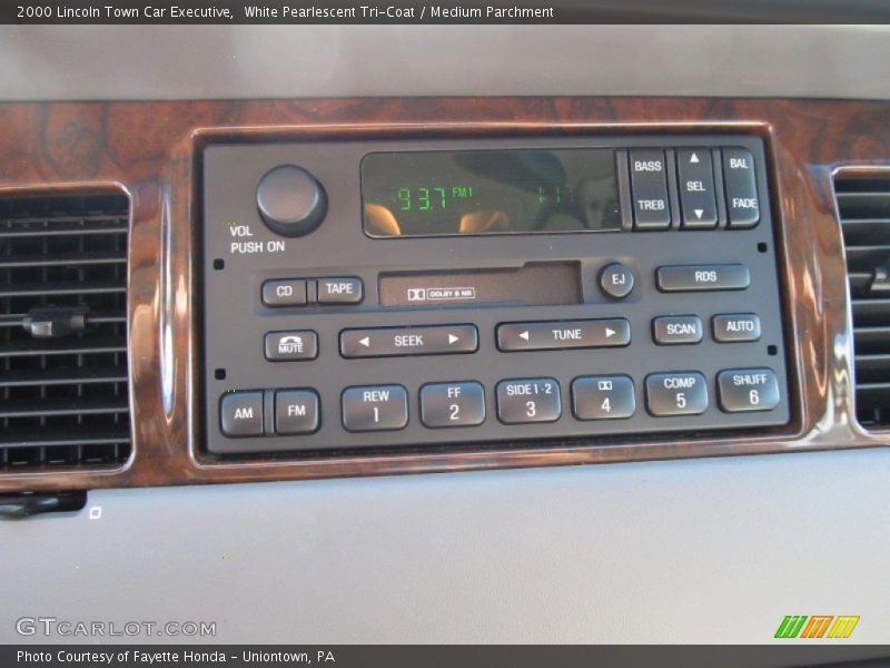 Audio System of 2000 Town Car Executive
